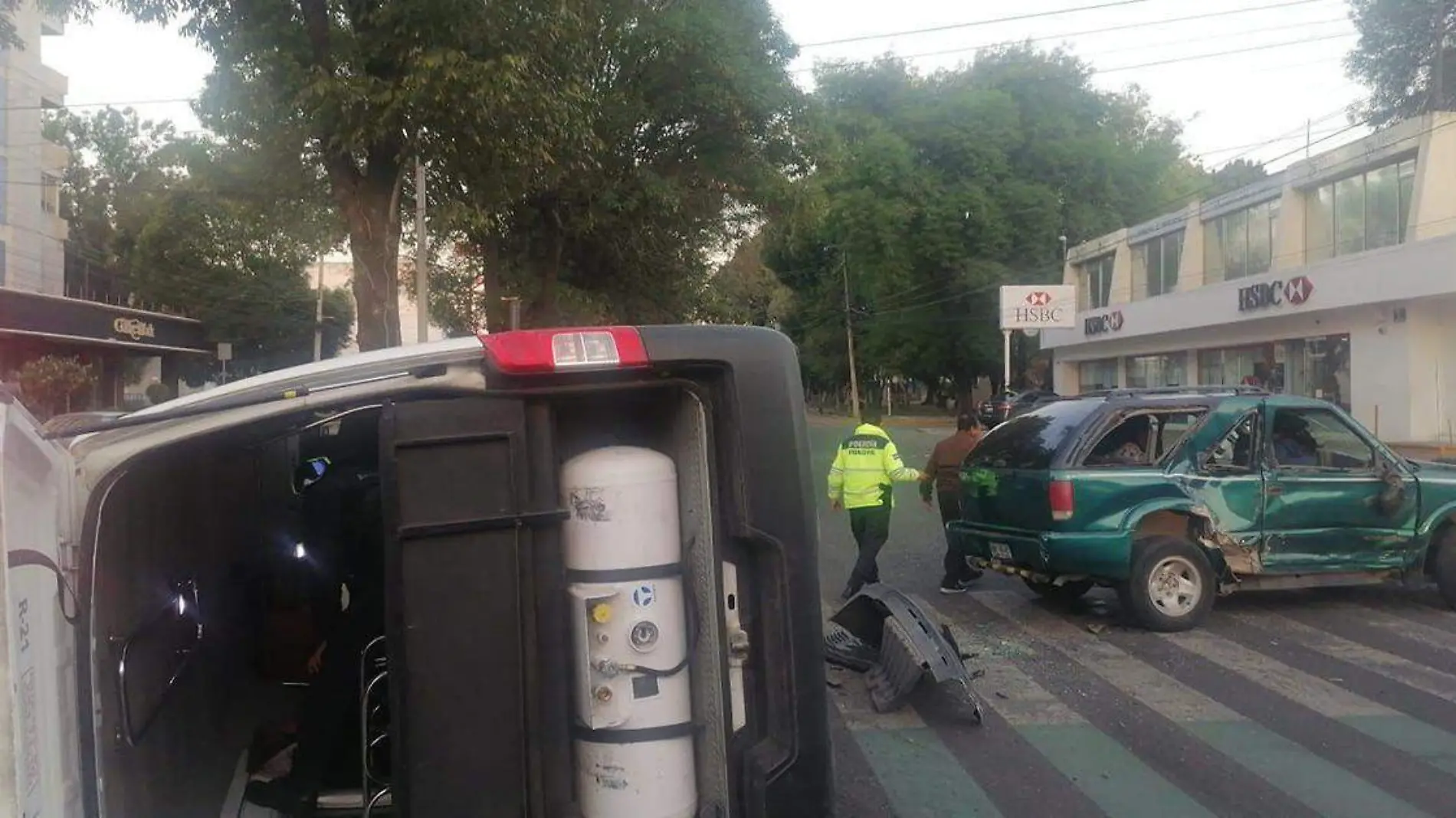 El chofer del transporte público circulaba sobre la calle 2 Sur